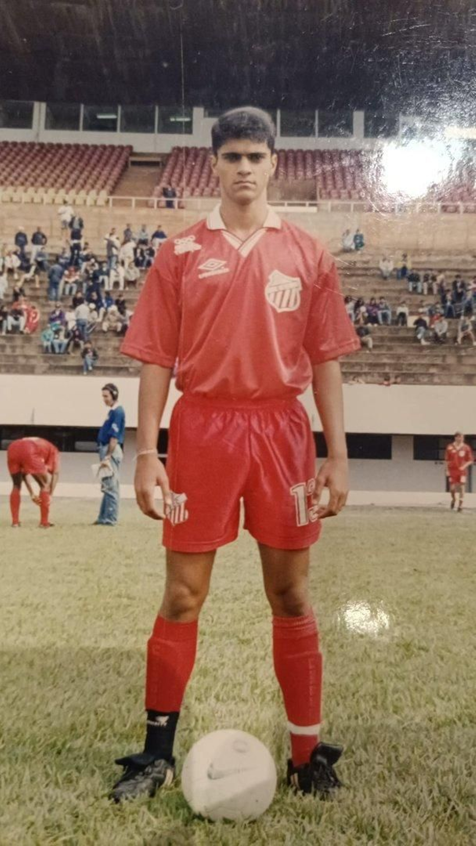 Roberto Norbiato posando con la equipación de uno de los equipos en los que compitió.