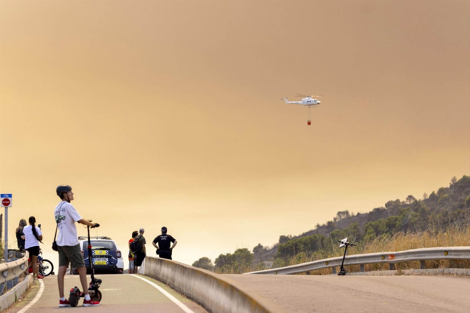 Helicóptero durante las labores de extinción del incendio forestal