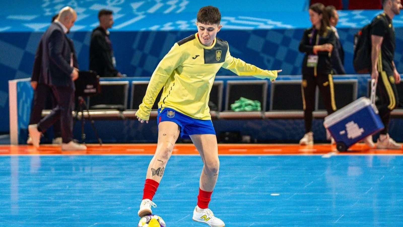 La ourensana Antía Pérez, en el calentamiento previo al partido frente a Brasil