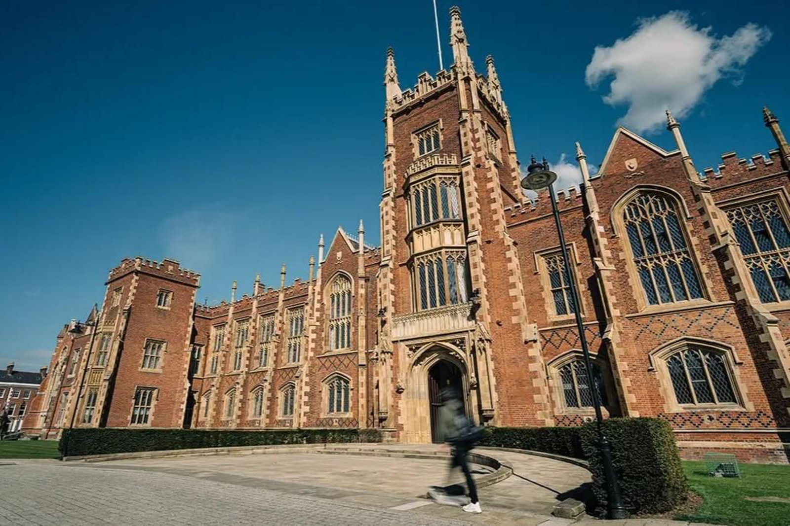 Fachada de la Queen's University de Belfast