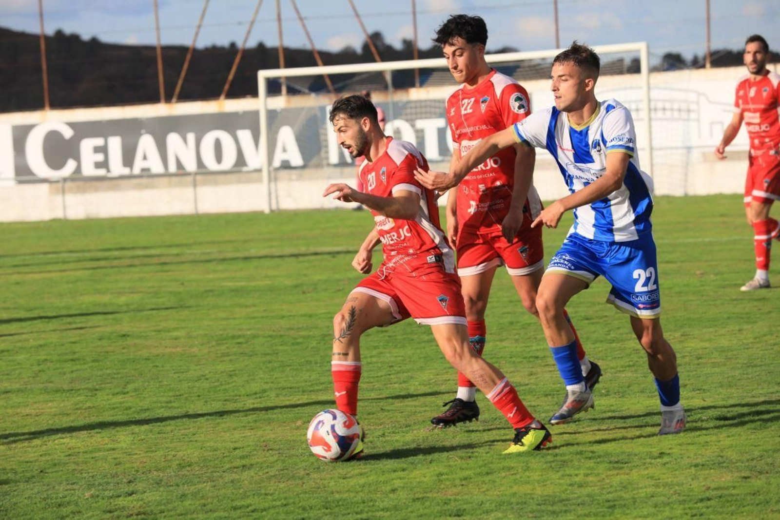 Brais Álvarez, nuevo jugador del Auriense, persigue a un rival.