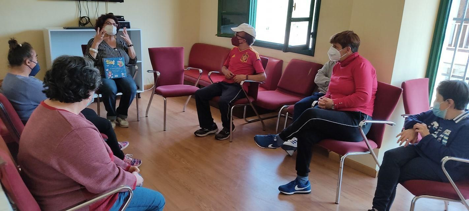 Lumi Del Castillo contando una historia a los usuarios del centro. (Foto: cedida).