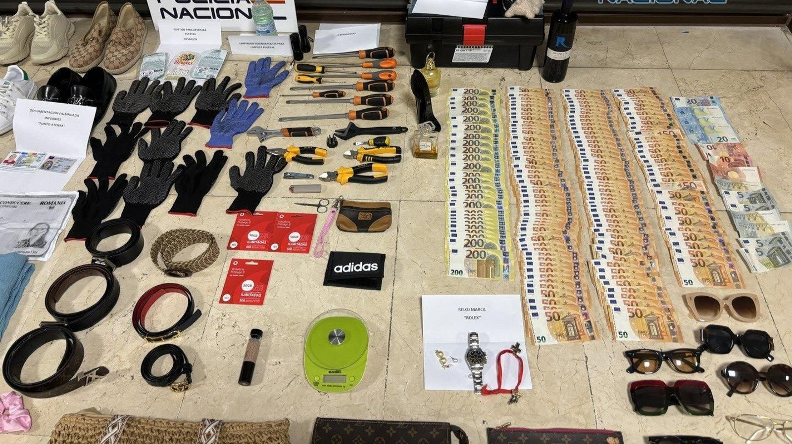 Parte del material incautado por la Policía Nacional en la detención de los tres miembros de la banda.