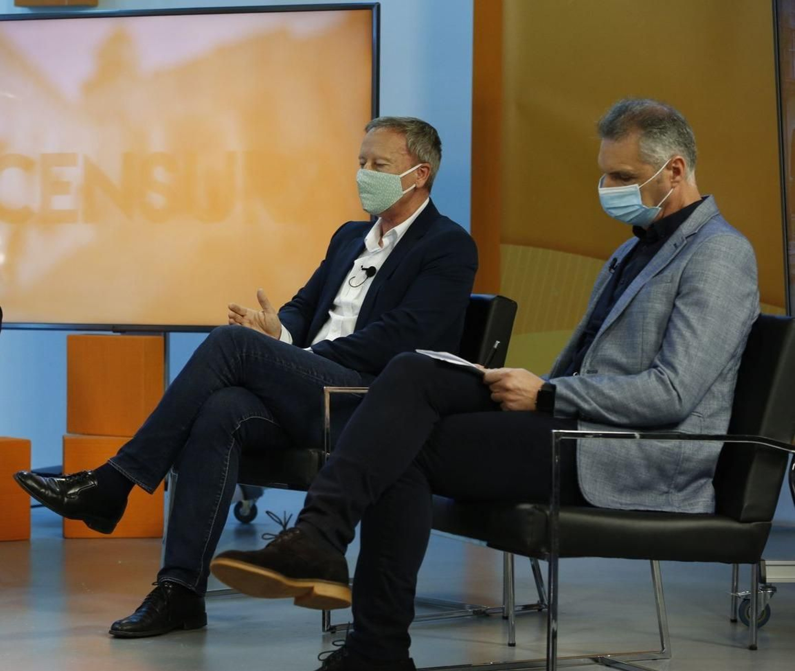 Rafael Villarino, junto a Luis Seara, en el debate de Telemiño del pasado jueves. (FOTO: XESÚS FARIÑAS)
