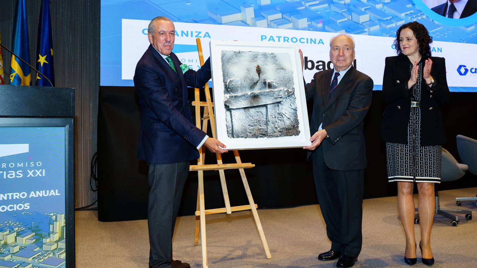 Entrega del reconocimiento al galardonado