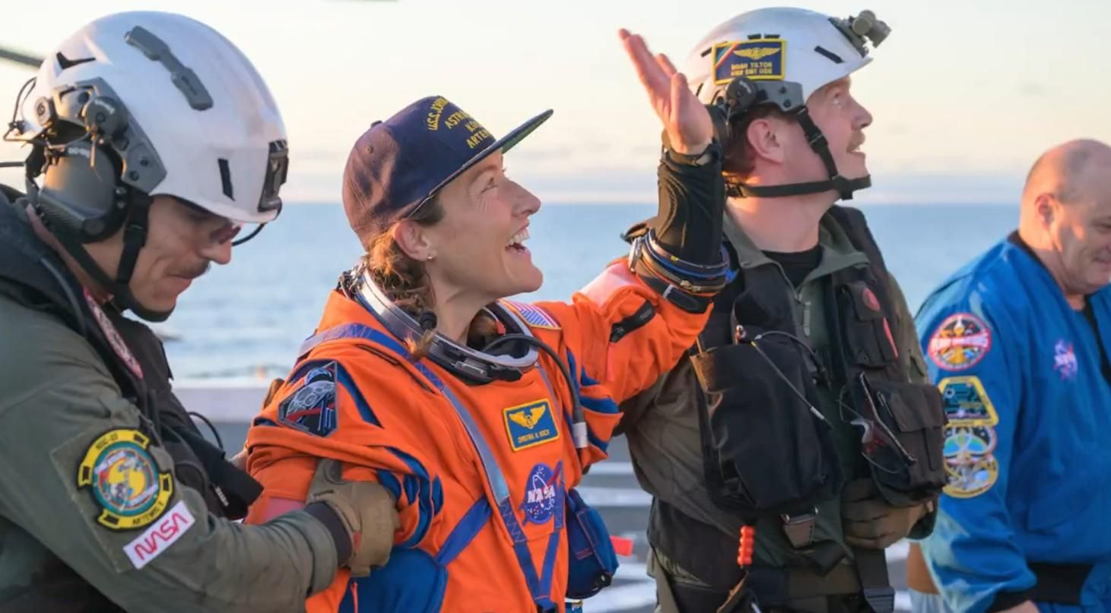 Christina Koch, sonriente y emocionada, es recibida por la Marina tras su retorno del espacio en la cubierta del portaaviones.
