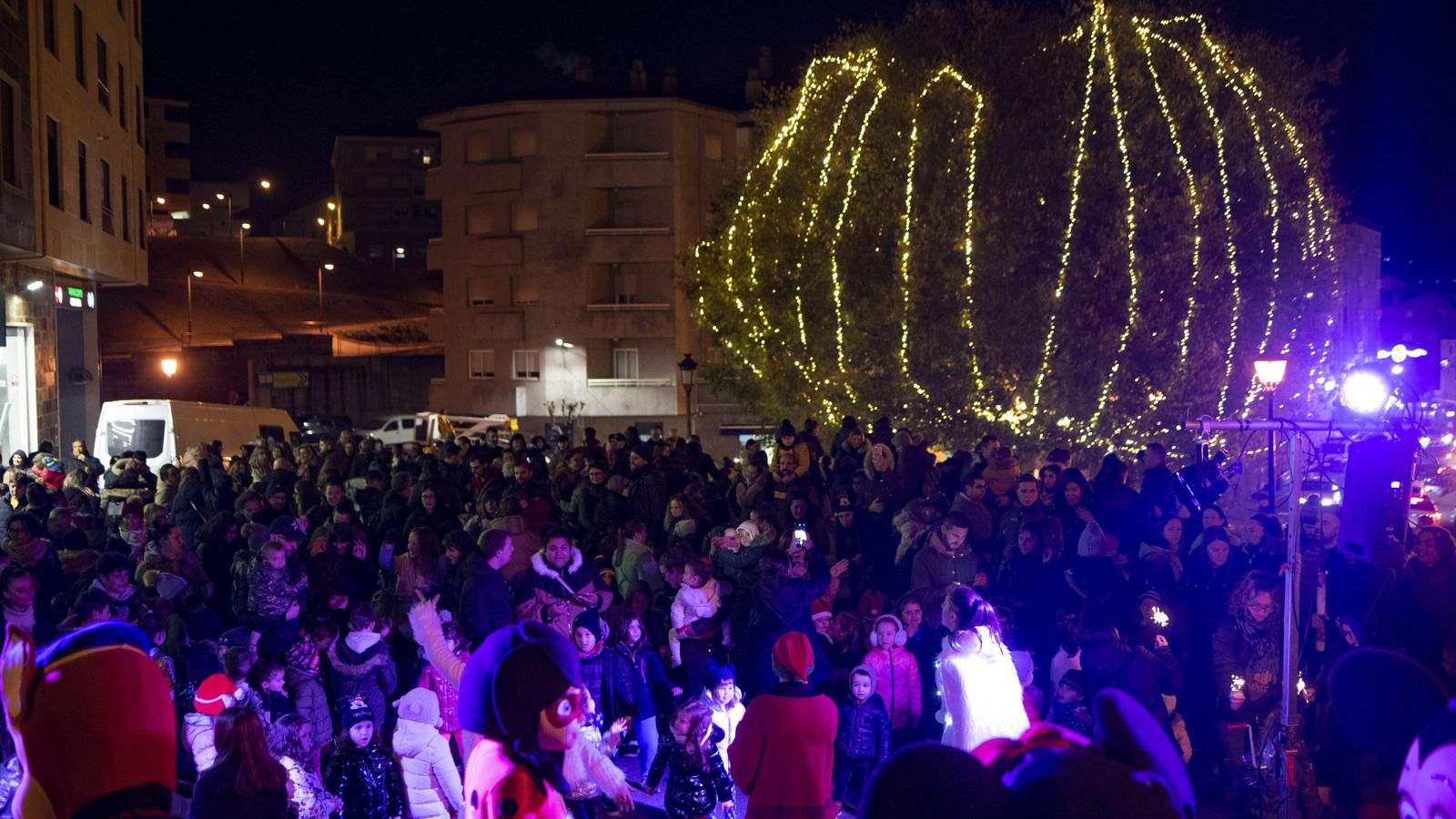 A Valenzá (Barbadás). 02/12/2022. Encendido da árbore de nadal na Valenzá.Foto: Xesús Fariñas