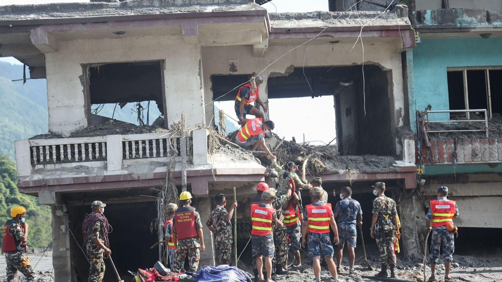Los equipos de rescate trabajan en las zonas más afectadas por las devastadoras riadas en Nepal.