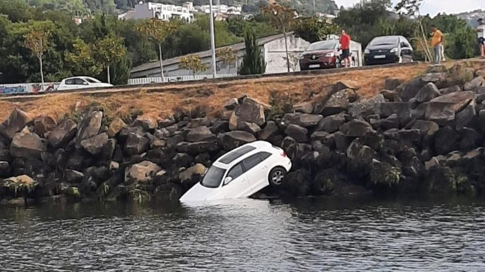 El coche cayó al mar en Teis