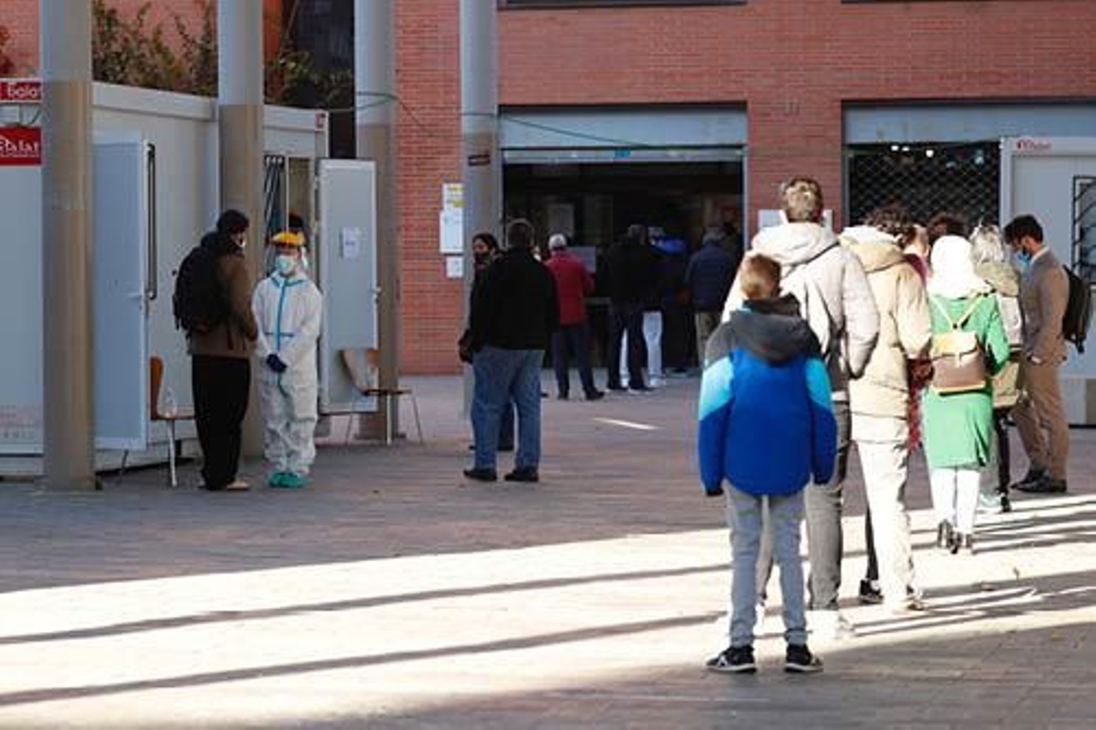 Personas haciendo cola para hacerse PCR, en Barcelona.