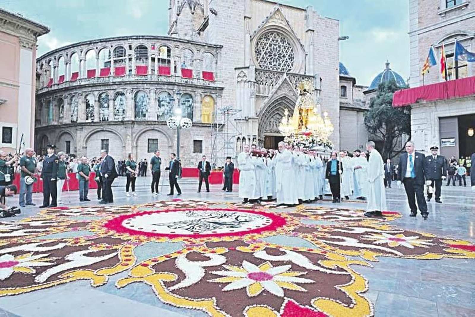 Al atardecer, la Virgen de los Desamparados pisó la hermosa ofrenda floral de los alfombristas de Ponteareas.