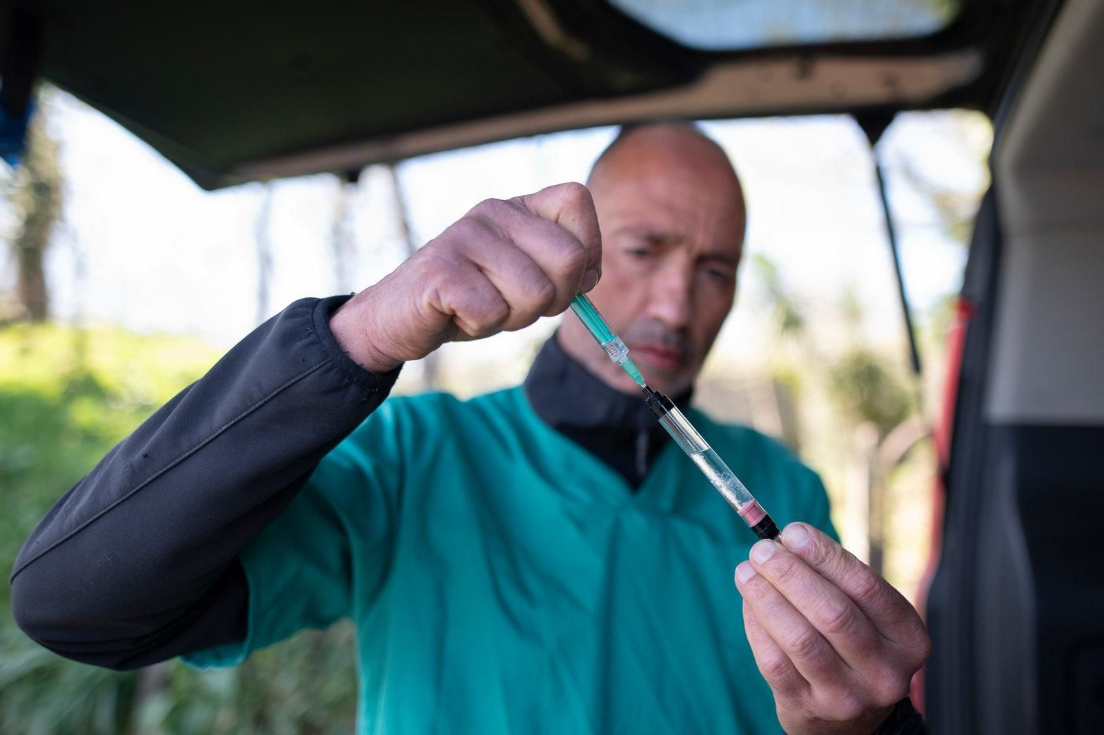 Pablo Teijeiro prepara la anestesia.
