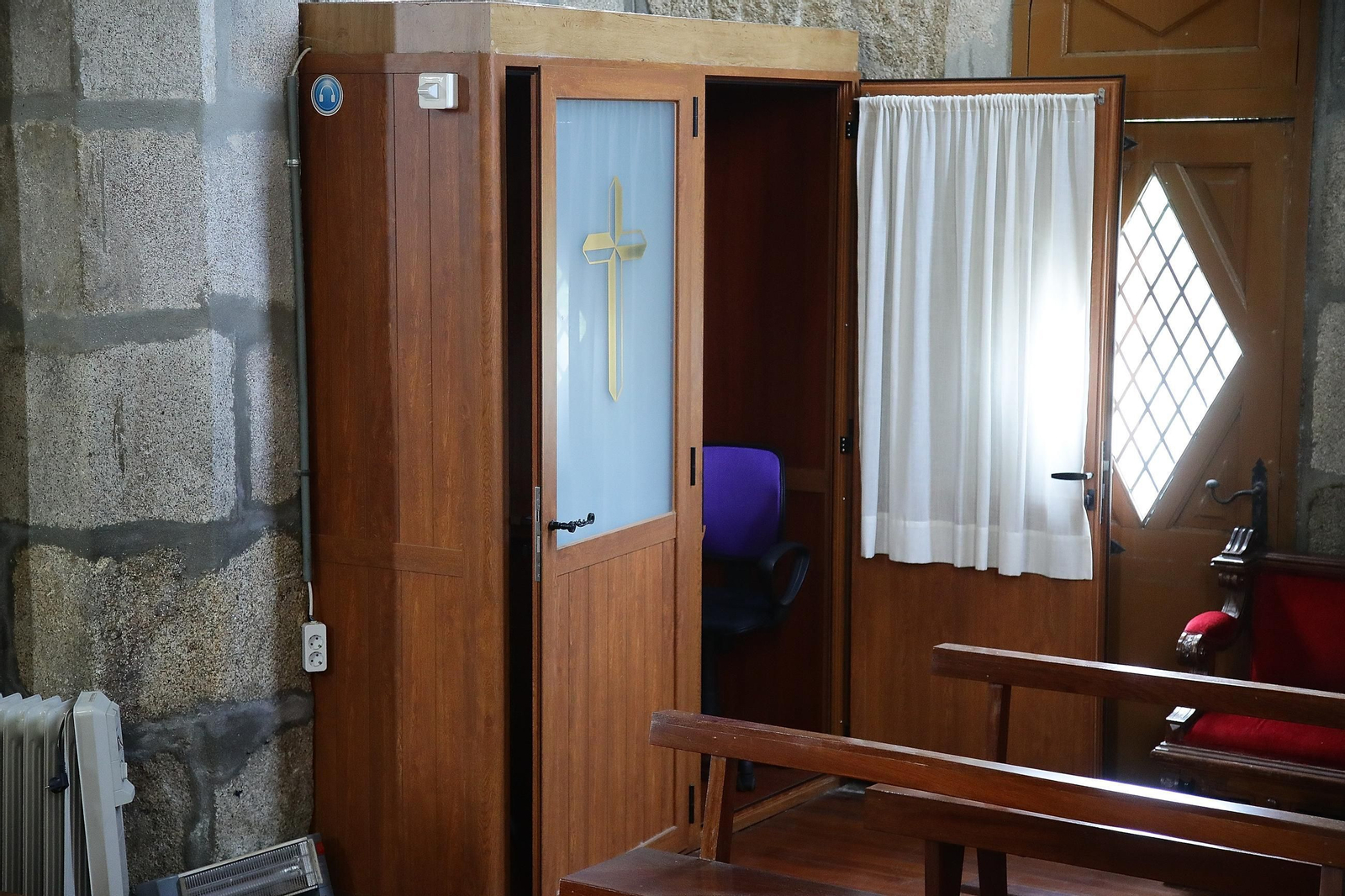 Cada cabina posee instalada un micrófono y audífonos para el sacerdote y el penitente.