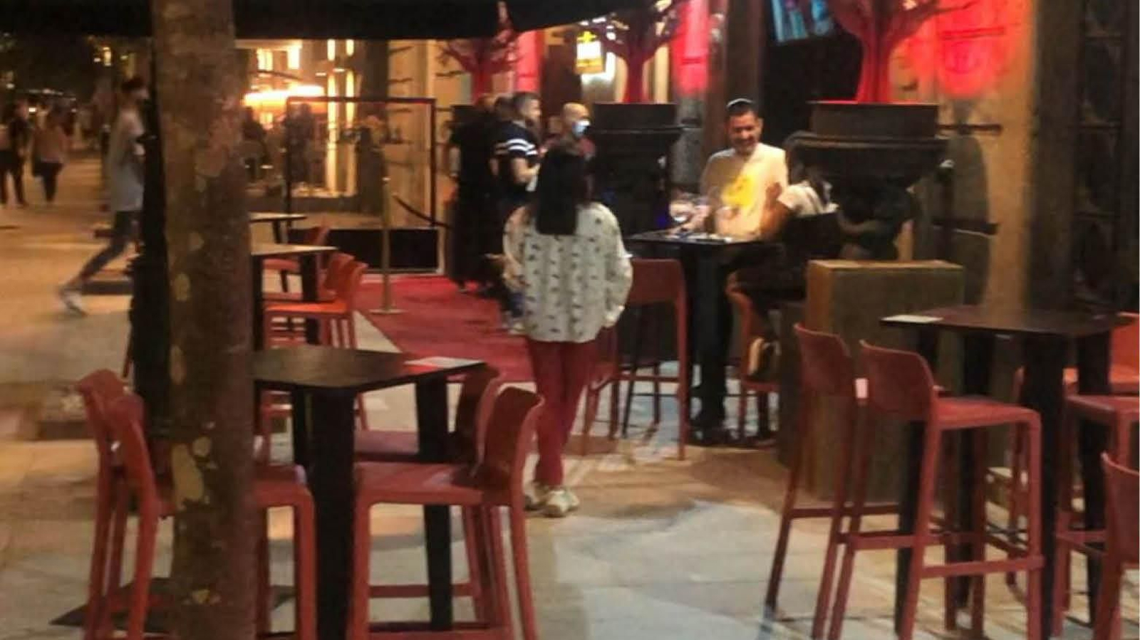 Ambiente en el exterior de La Posada el jueves por la noche.