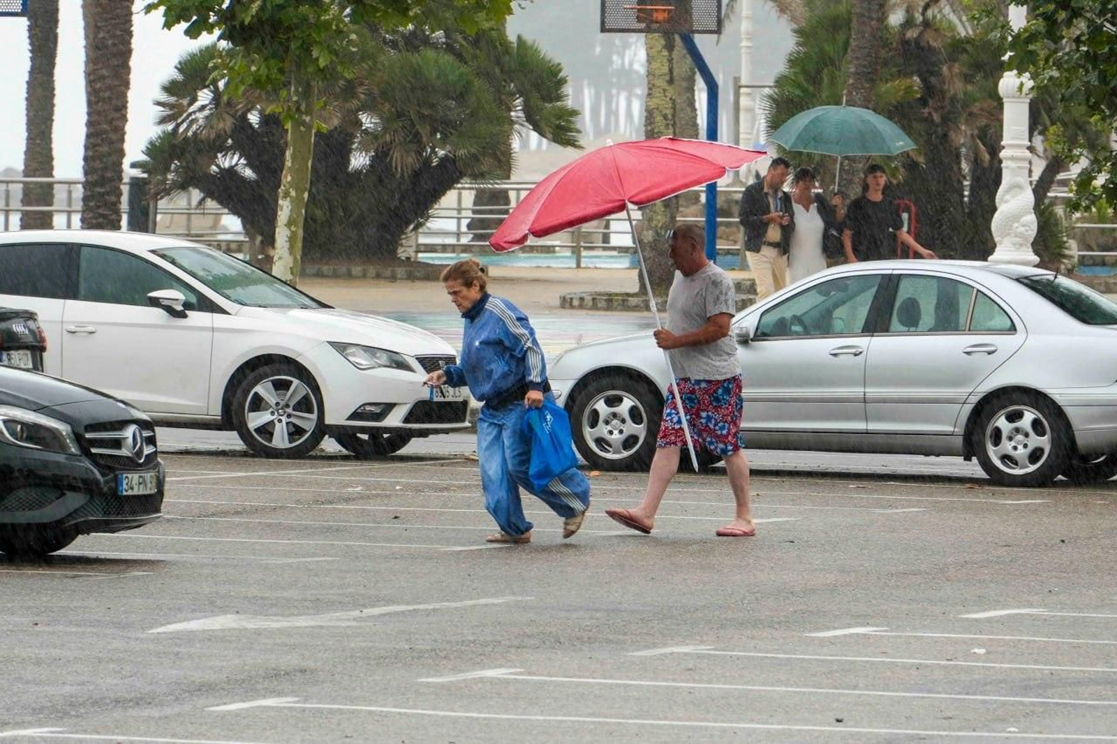Galería | La lluvia sorprende a Vigo tras meses de tiempo seco