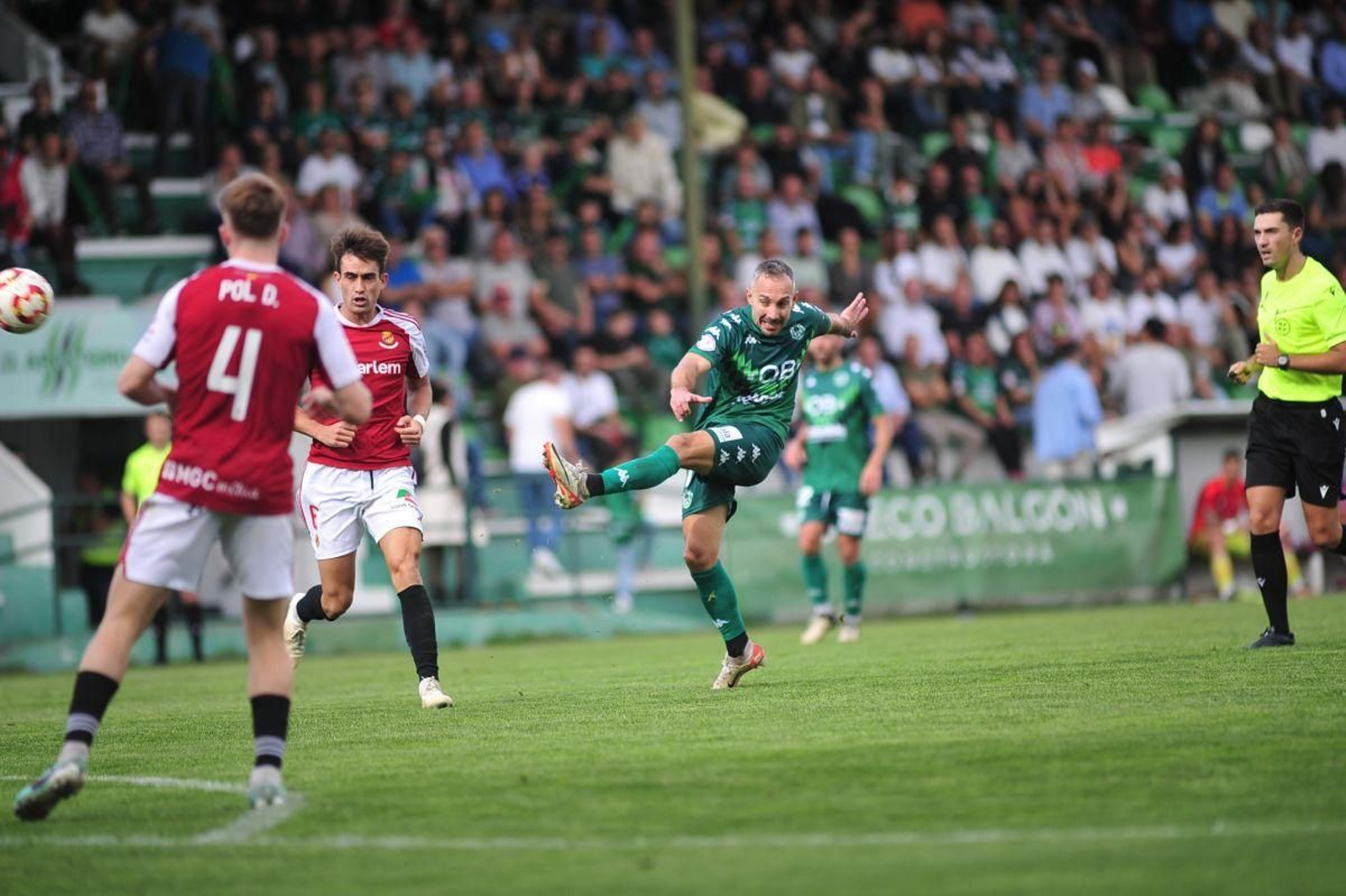 El mediapunta del Arenteiro David Ferreiro dispara a portería durante un partido en Espiñedo.