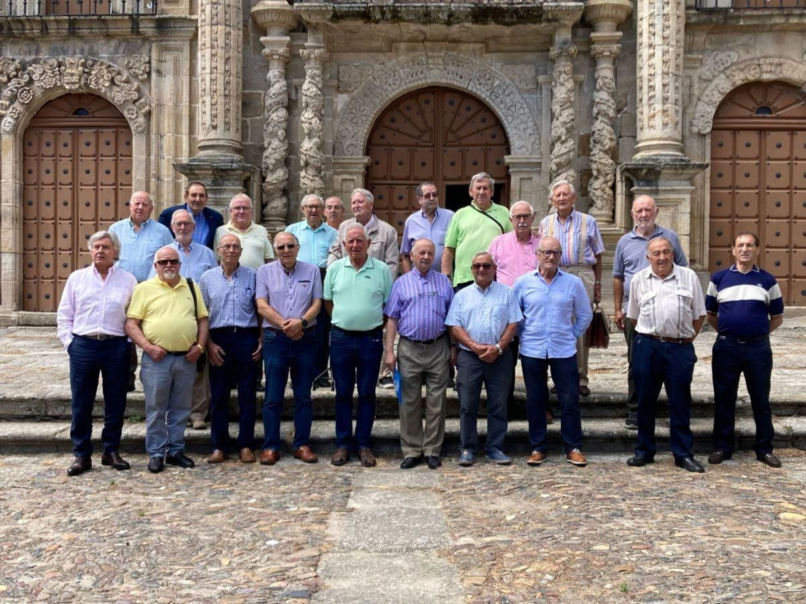 Asistentes al encuentro de exseminaristas en el santuario de As Ermidas.