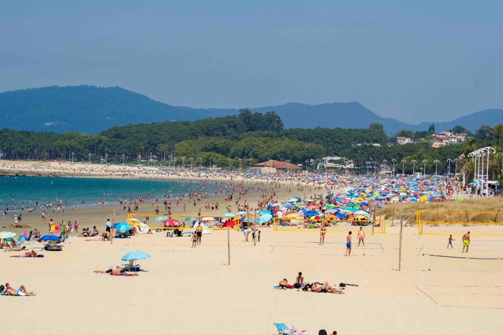 Galería | Vigo busca refugio del calor en sus playas