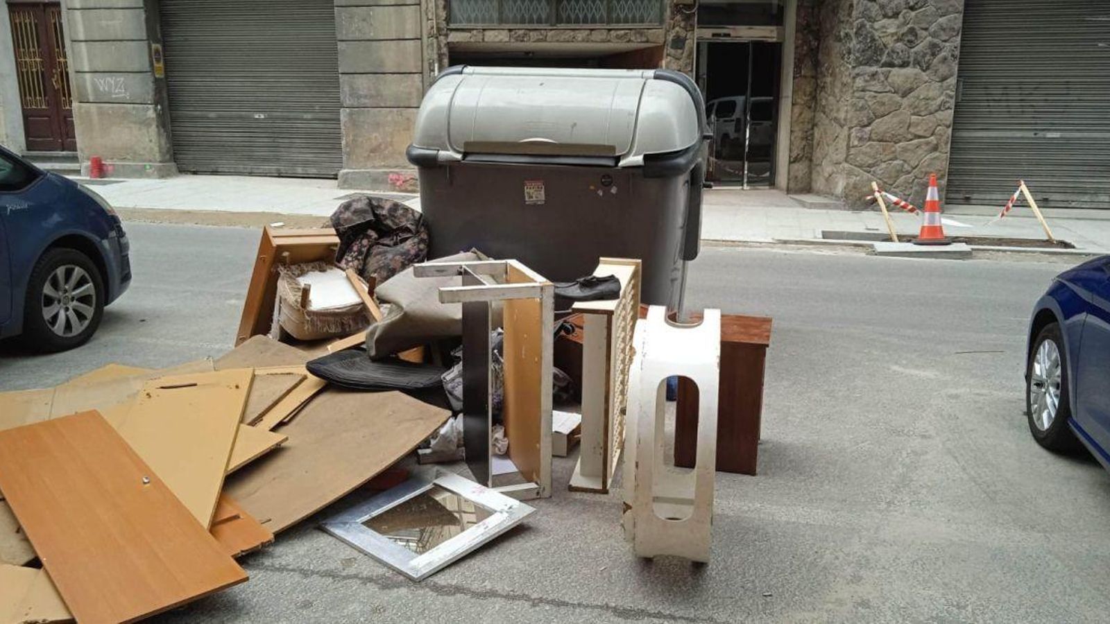 Basura en la calle tras obras.