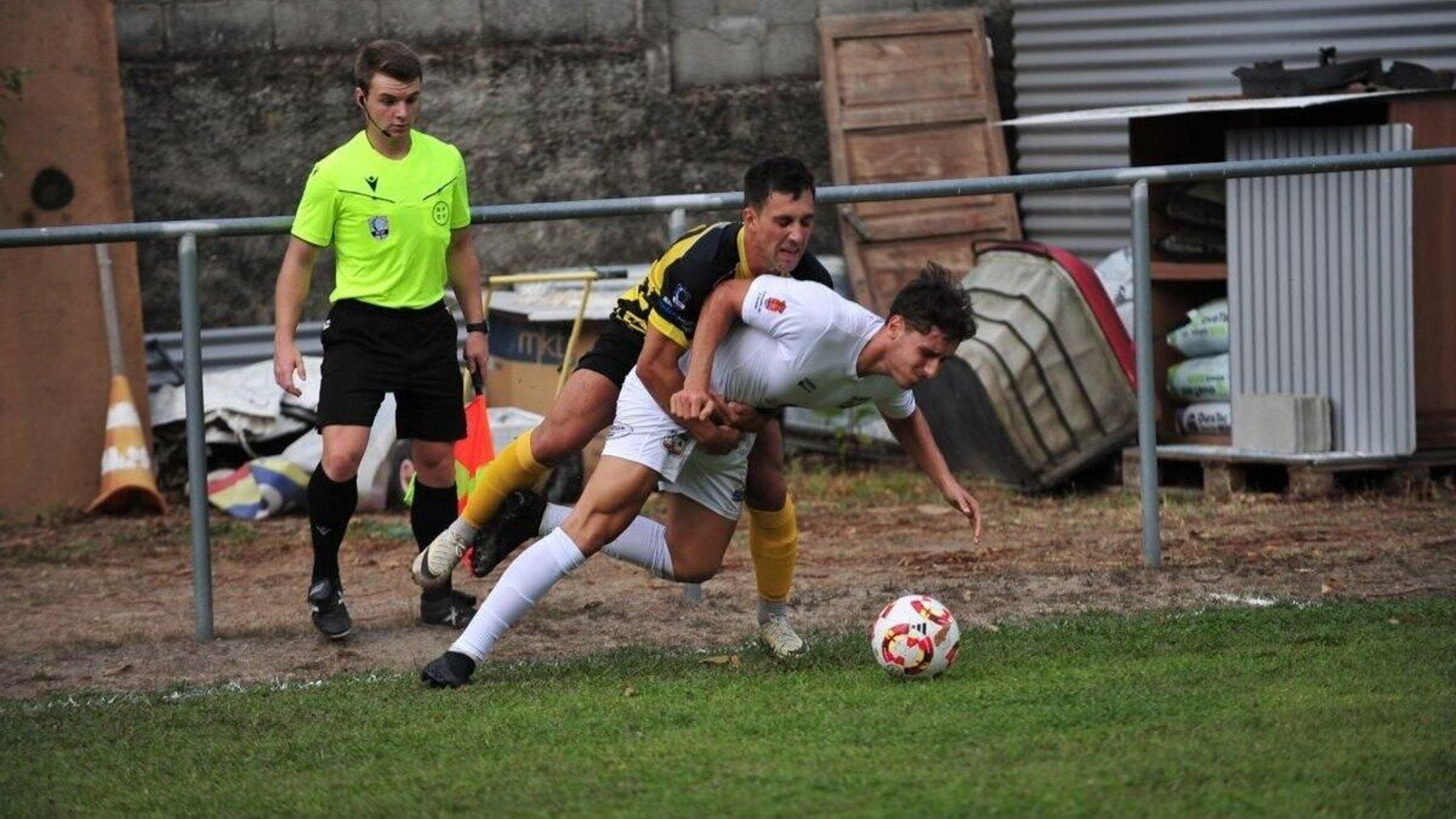 Kevin Ferreira, defensa del Arnoia, es derribado por un contrario en un duelo en A Queixeira. | Foto: José Paz