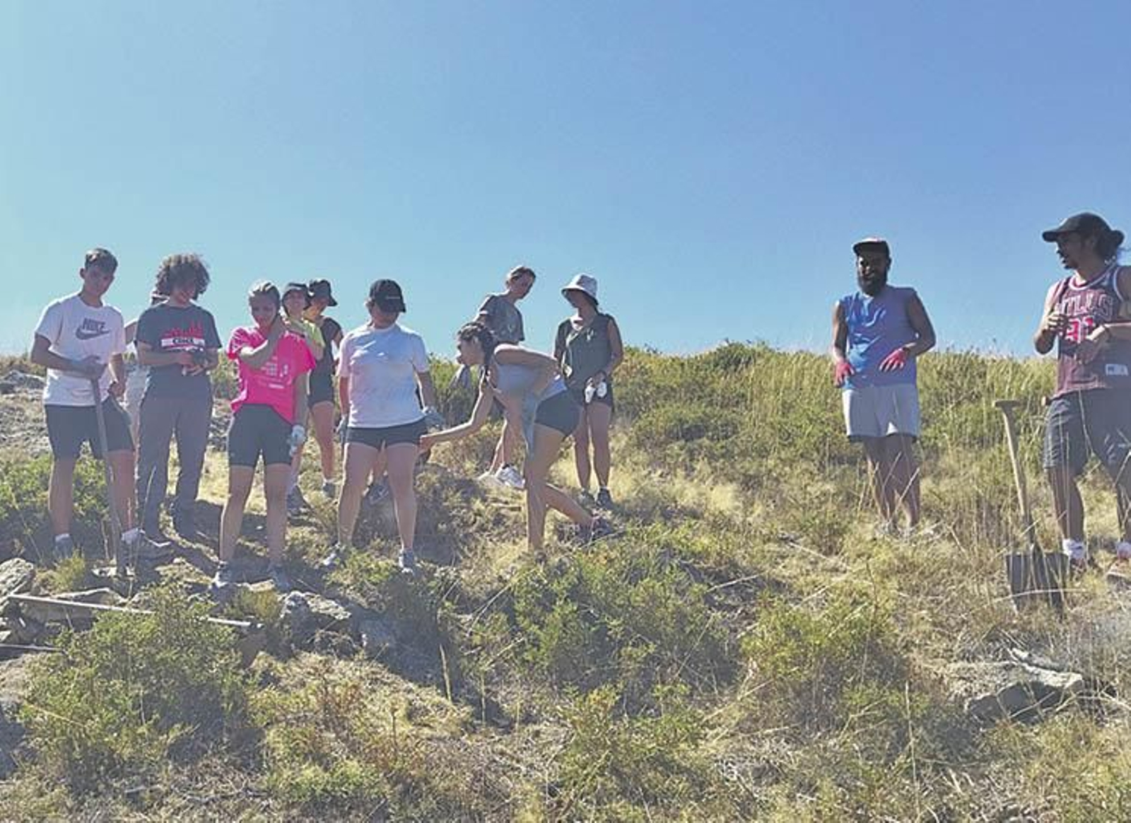 Algunos de los participantes en el campo de trabajo medioambiental, ayer en Prado (Muíños).