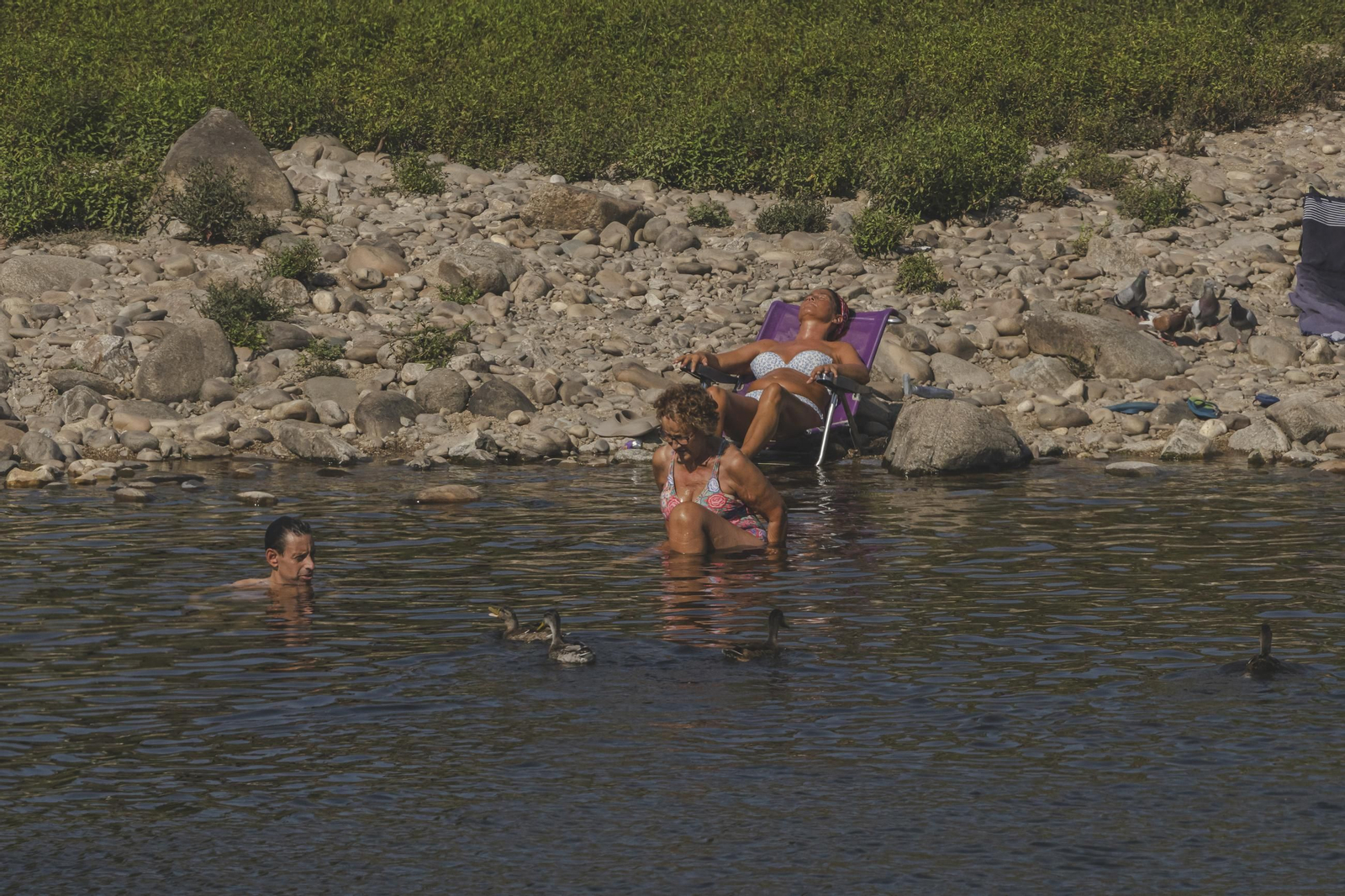 Galería | Los ourensanos combatiendo el calor en una jornada de calor extremo