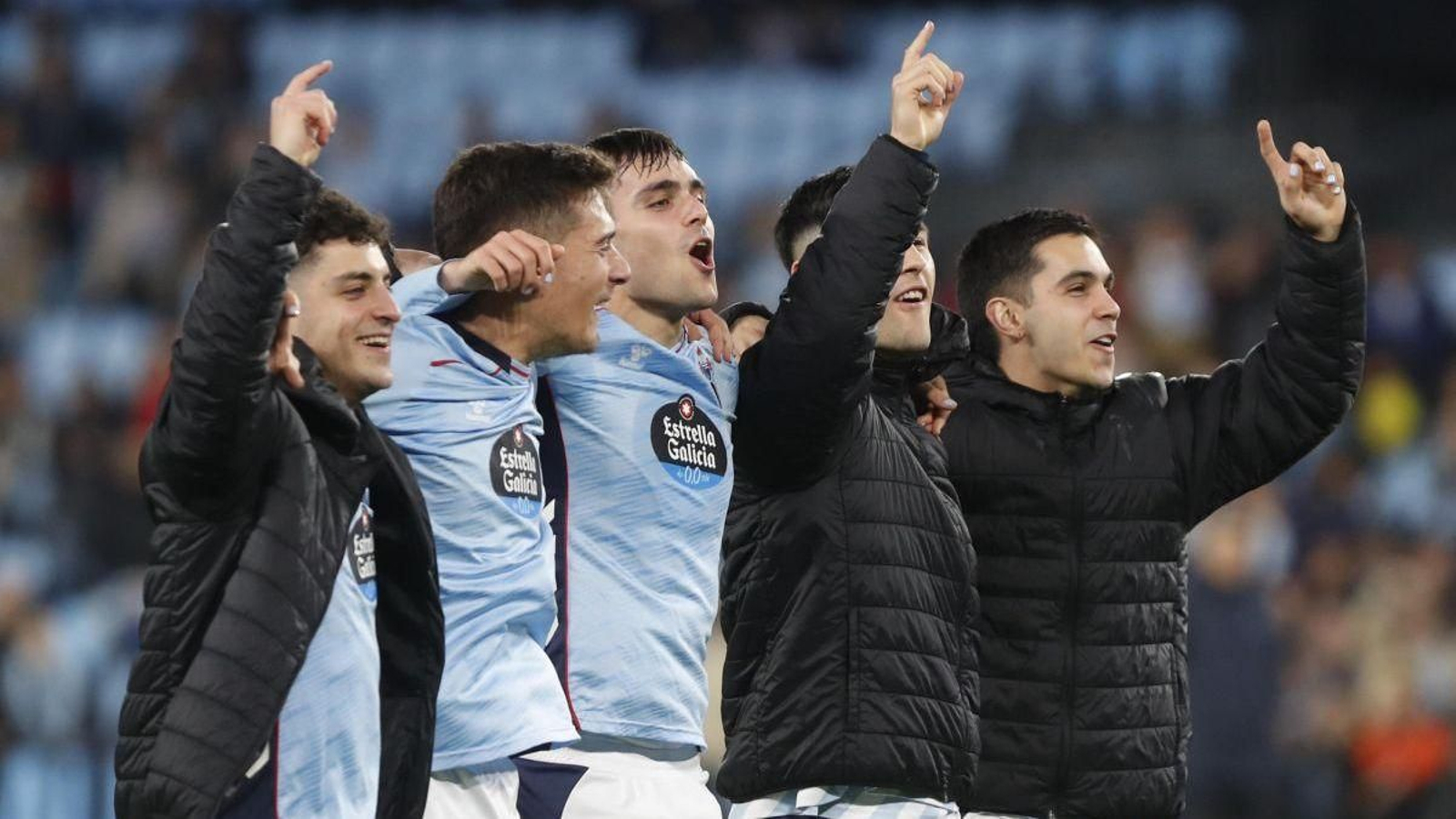 Hugo Álvarez, en primera instancia, celebra la victoria junto a Hugo Sotelo (derecha), además de Manu Fernández, Miguel Román y Yoel Lago.