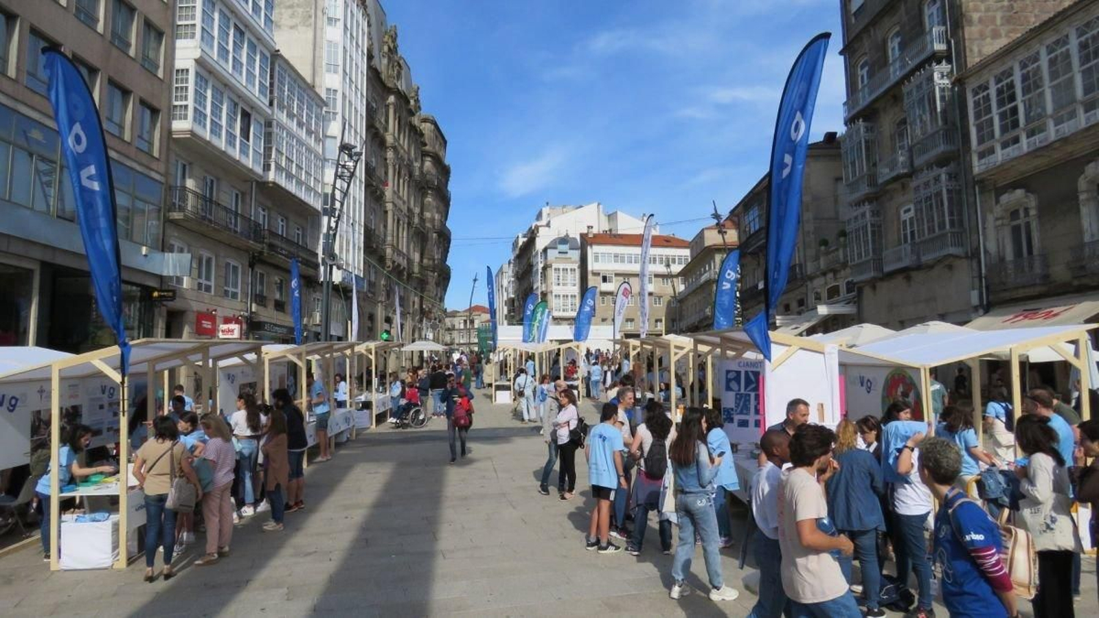 La Porta do Sol, donde se han instalado los puestos para mostrar los 58 proyectos de esta segunda edición de CinVigo.
