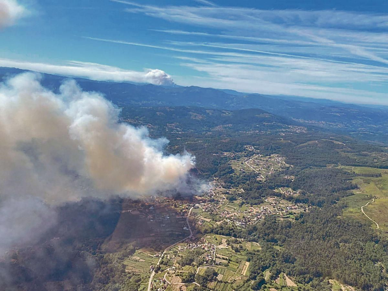 Incendio de Nivel 2, en el núcleo de Raimonde, parroquia de Guillade, en el Concello de Ponteareas.