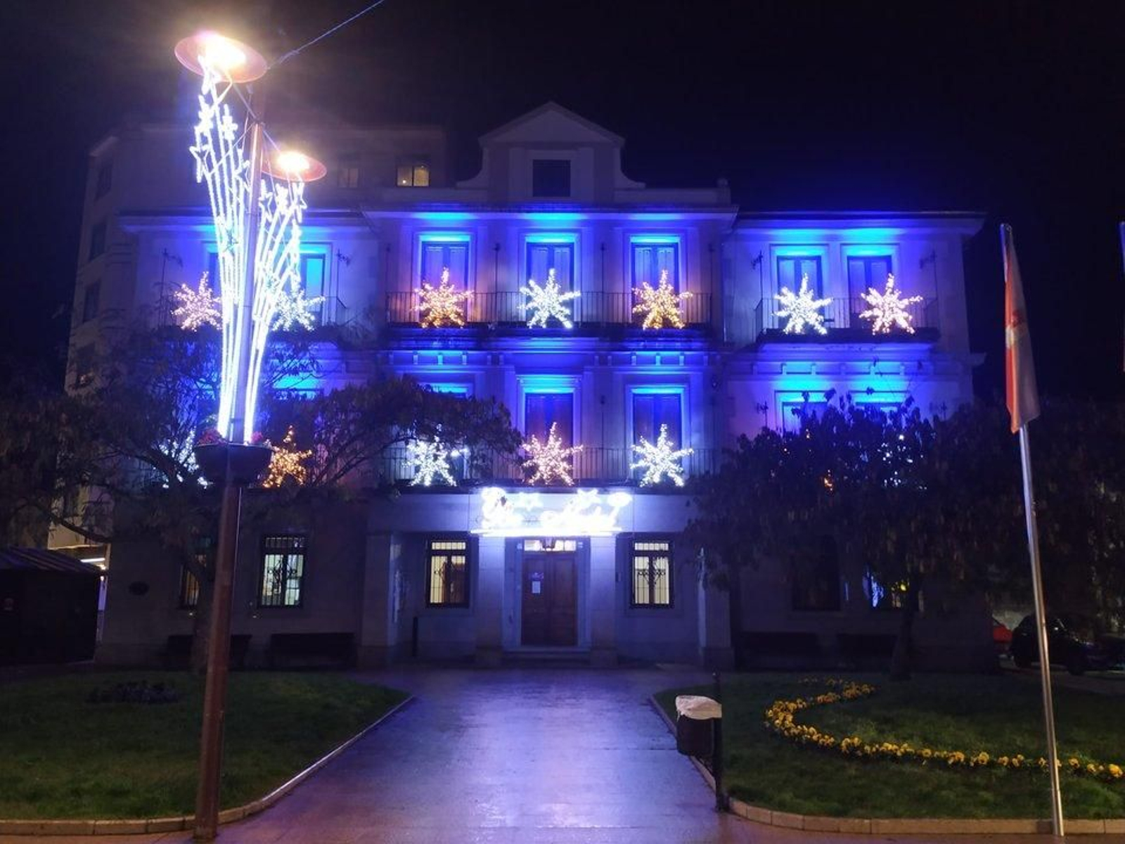 Luces de Navidad en la Casa do Concello do Barco, el año pasado. (J.C.)
