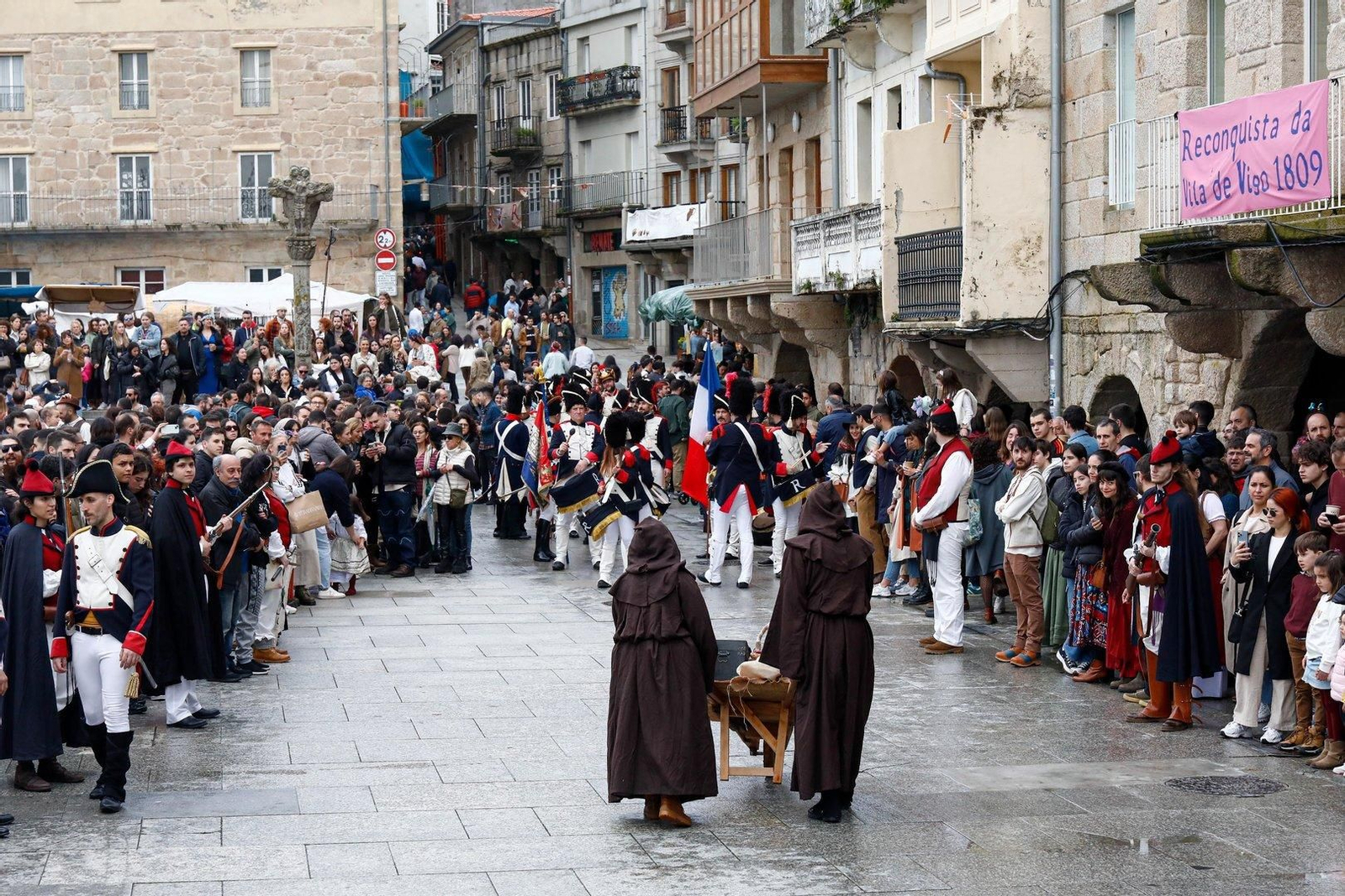 Asalto ao carro na praza do Berbes // Foto J. Santome