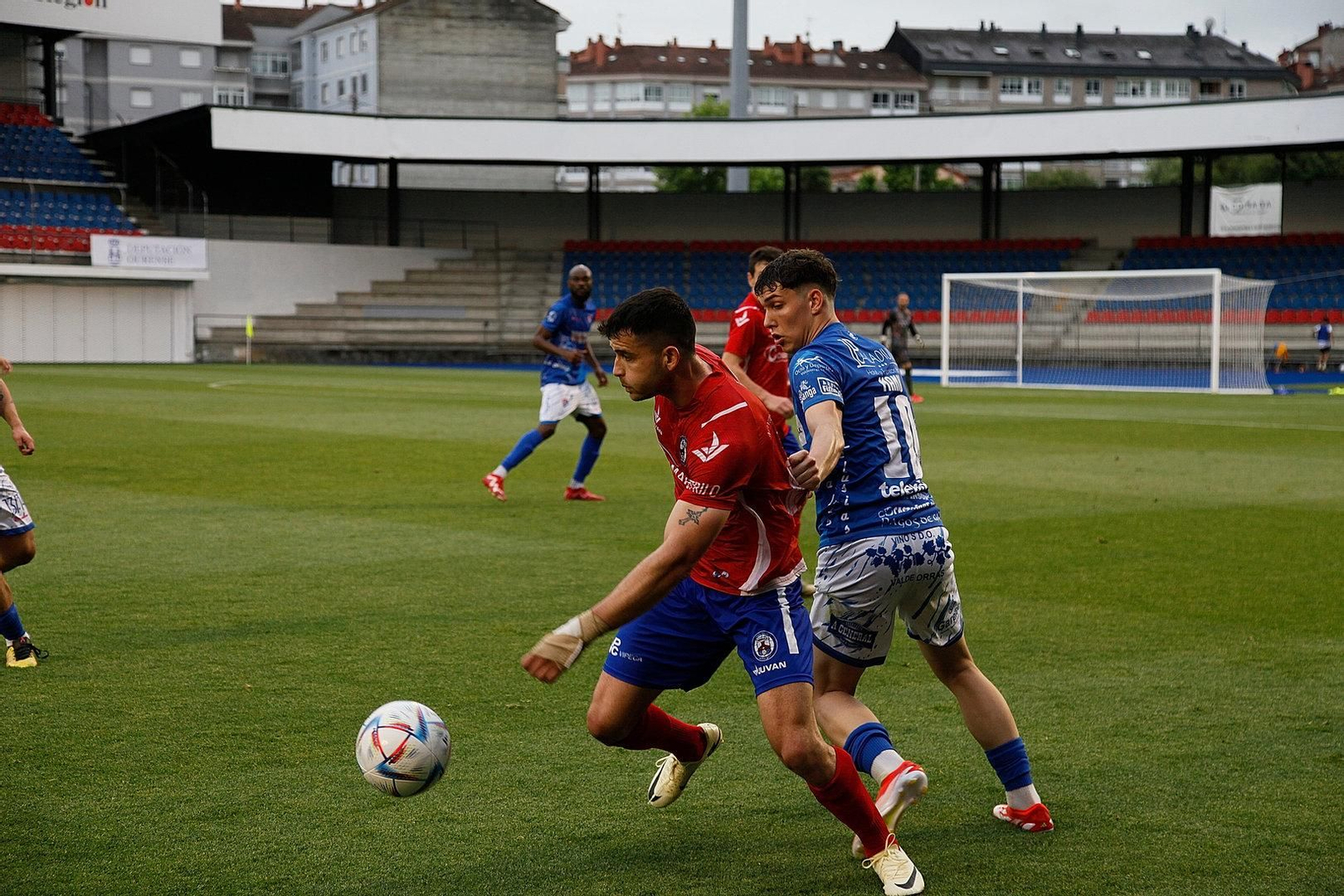 Jugadores disputándose el esférico.