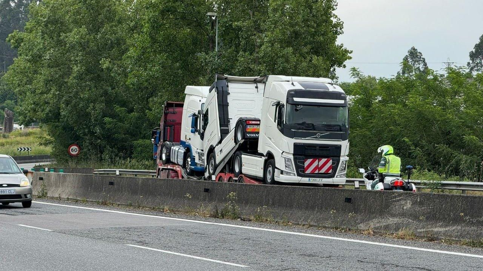 La Guardia Civil se desplazó al punto para asistir al camionero atrapado. // Alberte
