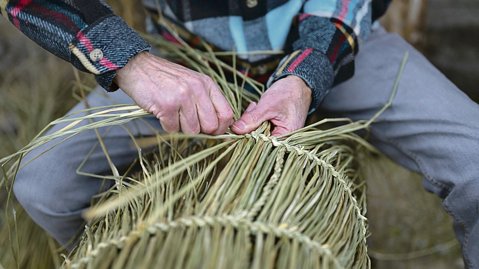 El arduo y monótono trabajo de apretar los juncos.