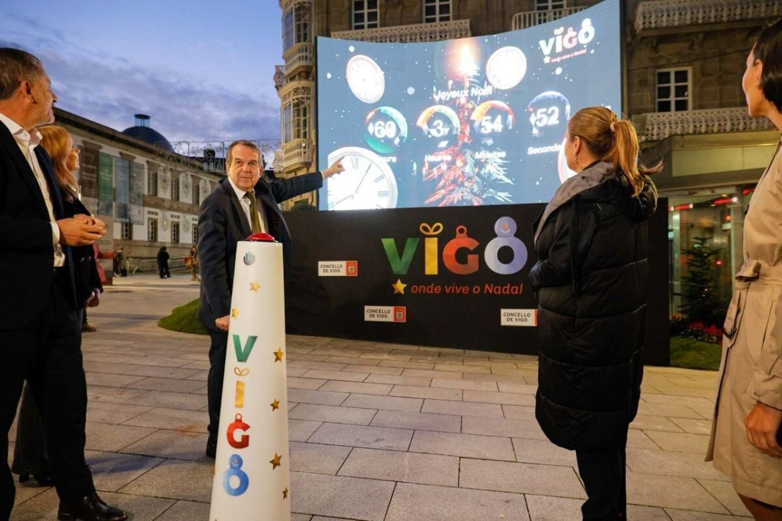 Abel Caballero señala la pantalla que mostrará la cuenta atrás junto a la farola de Urzaiz.