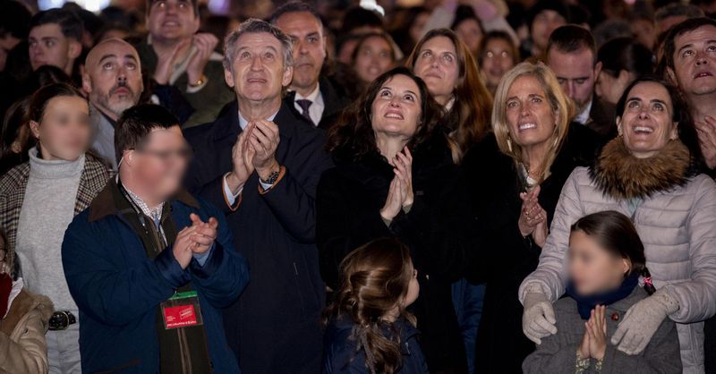 Hakuna Group Music congrega a cientos de personas con la presencia de Ayuso  y Feijóo en la Puerta del Sol