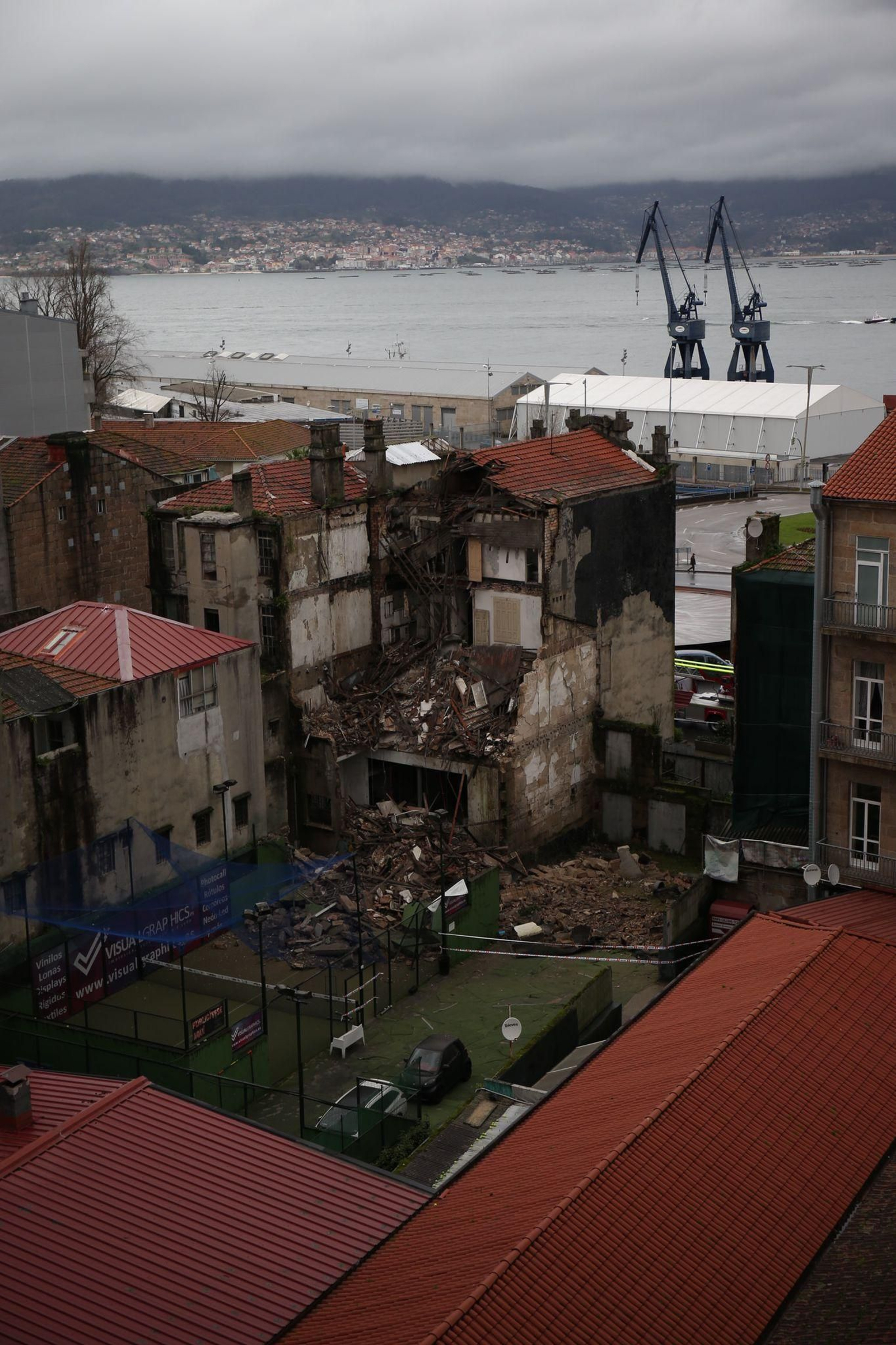 Se derrumba un edificio en el centro de Vigo // Alberte