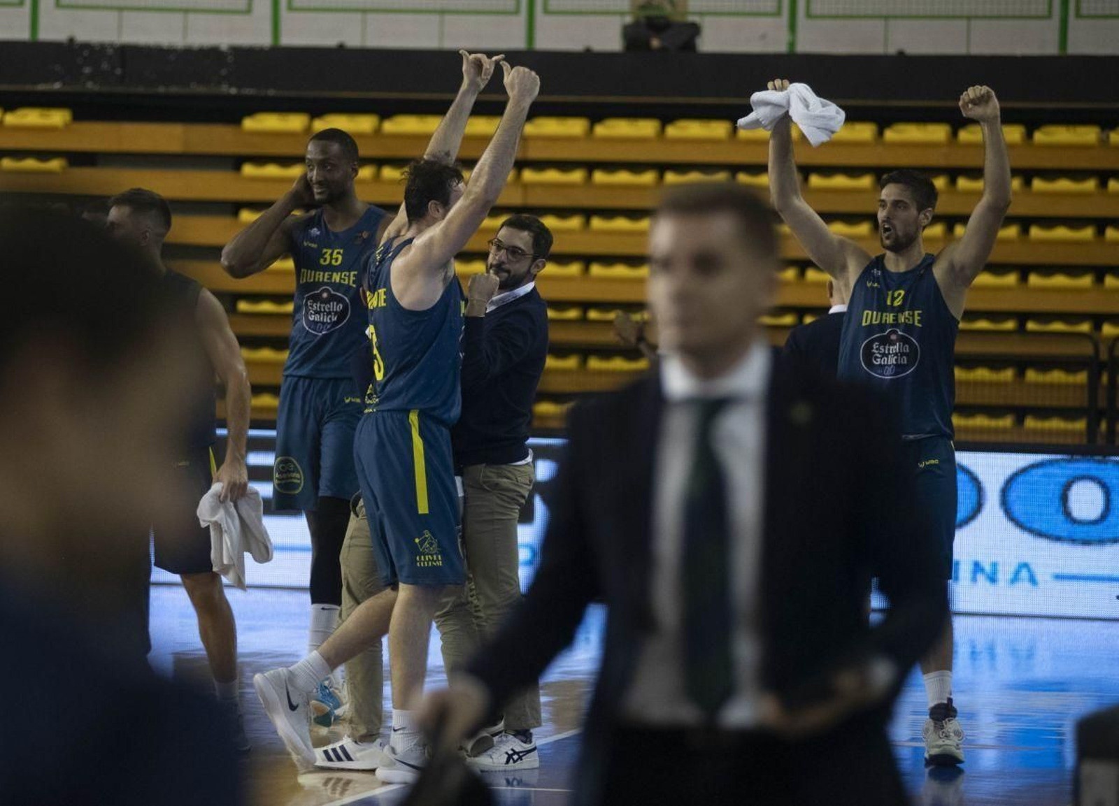 Diego Gómez, entrenador ayudante, con Unai Mendikote