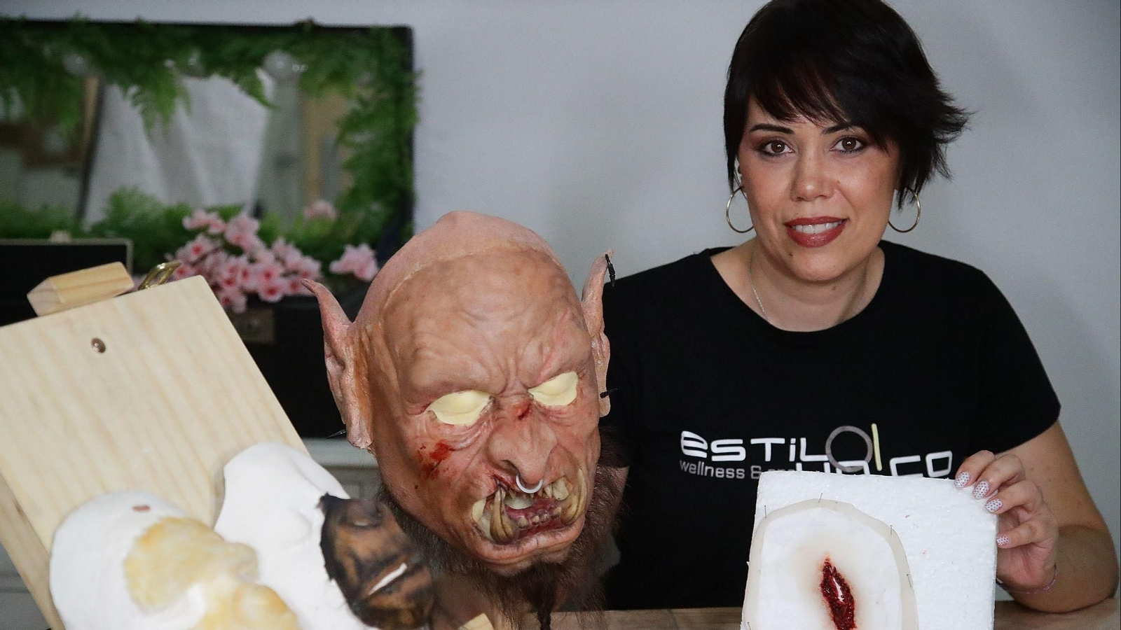 Yolanda Gómez junto a alguna de sus creaciones y caracterizaciones.