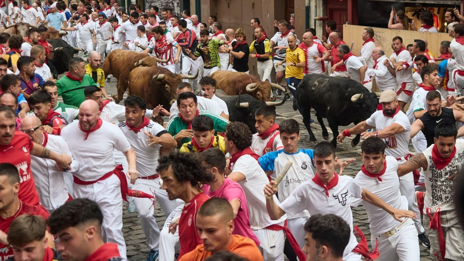 Cuarto encierro encierro de los Sanfermines de 2026, este viernes, en Pamplona, Navarra.