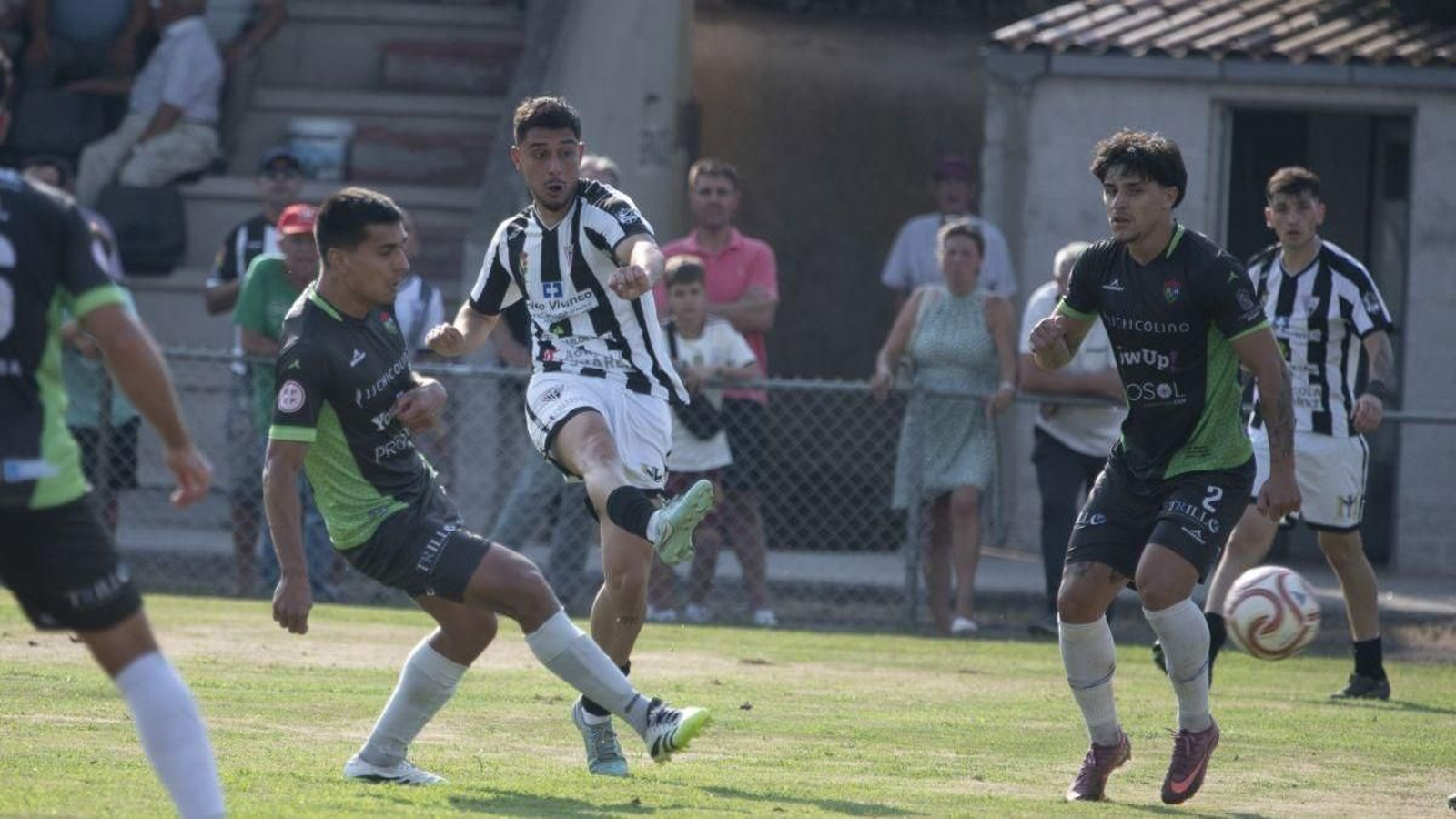 Sandro Raposeiras, jugador del Antela, golpea el balón durante el encuentro ante la oposición de los futbolistas del Boiro durante el encuentro en A Moreira.