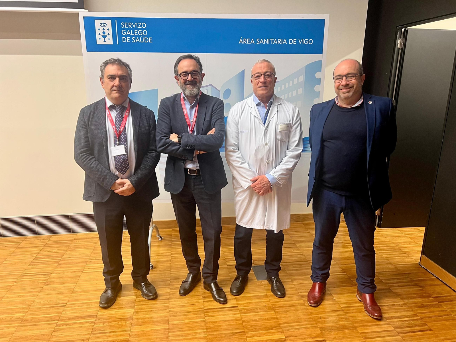 El gerente del área, Javier Puente, con organizadores del foro.