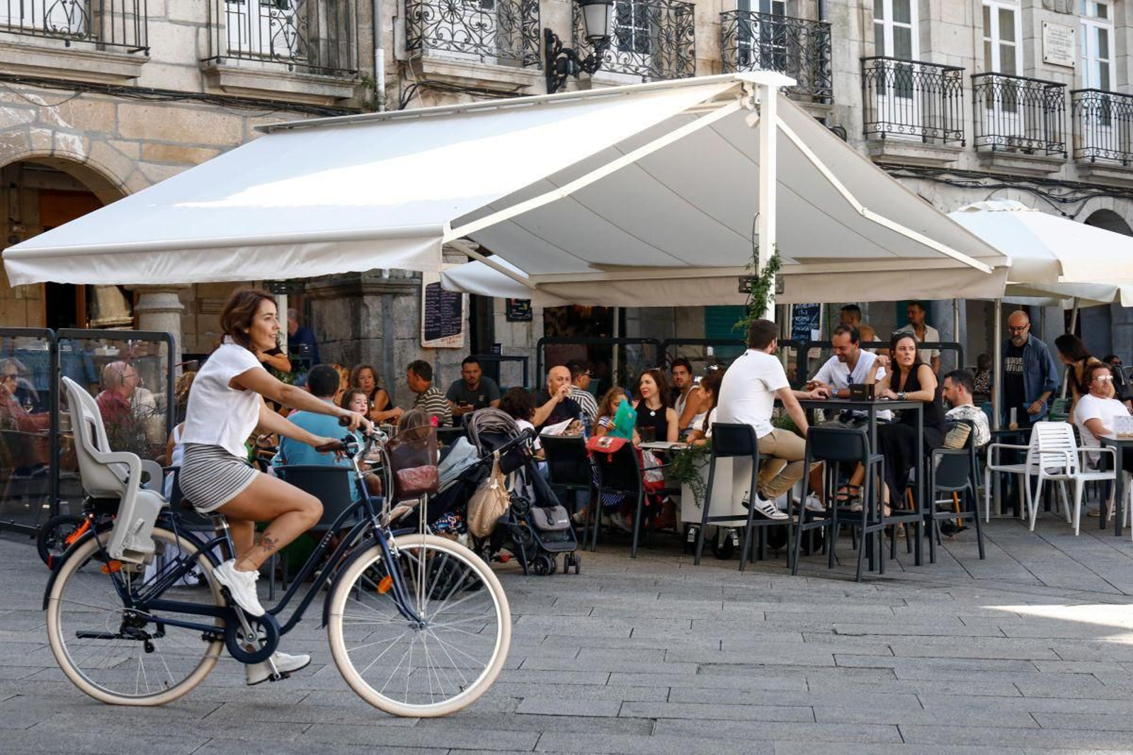 Terrazas del centro de Vigo llenas de gente.