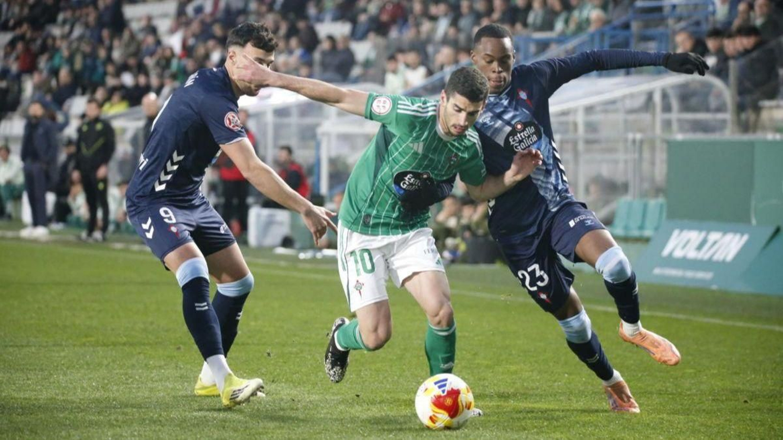 Álvaro Marín, autor de los goles del Fortuna, y Milla tratan de frenar el ataque del racinguista Alba.