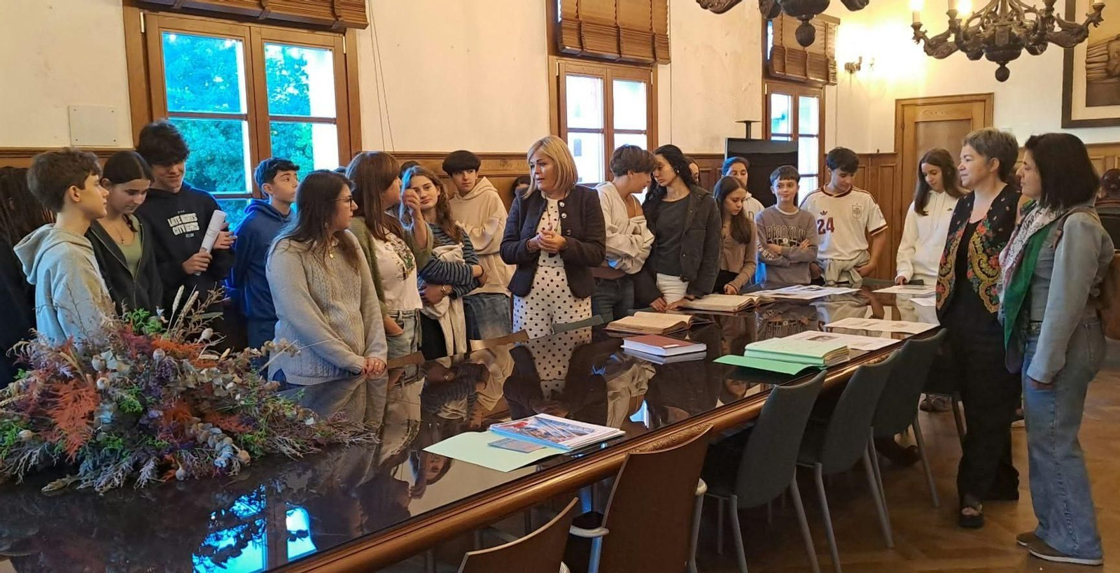 La actividad del IES Mendiño incluyó una recepción con la alcaldesa, Digna Rivas, y una visita al archivo.