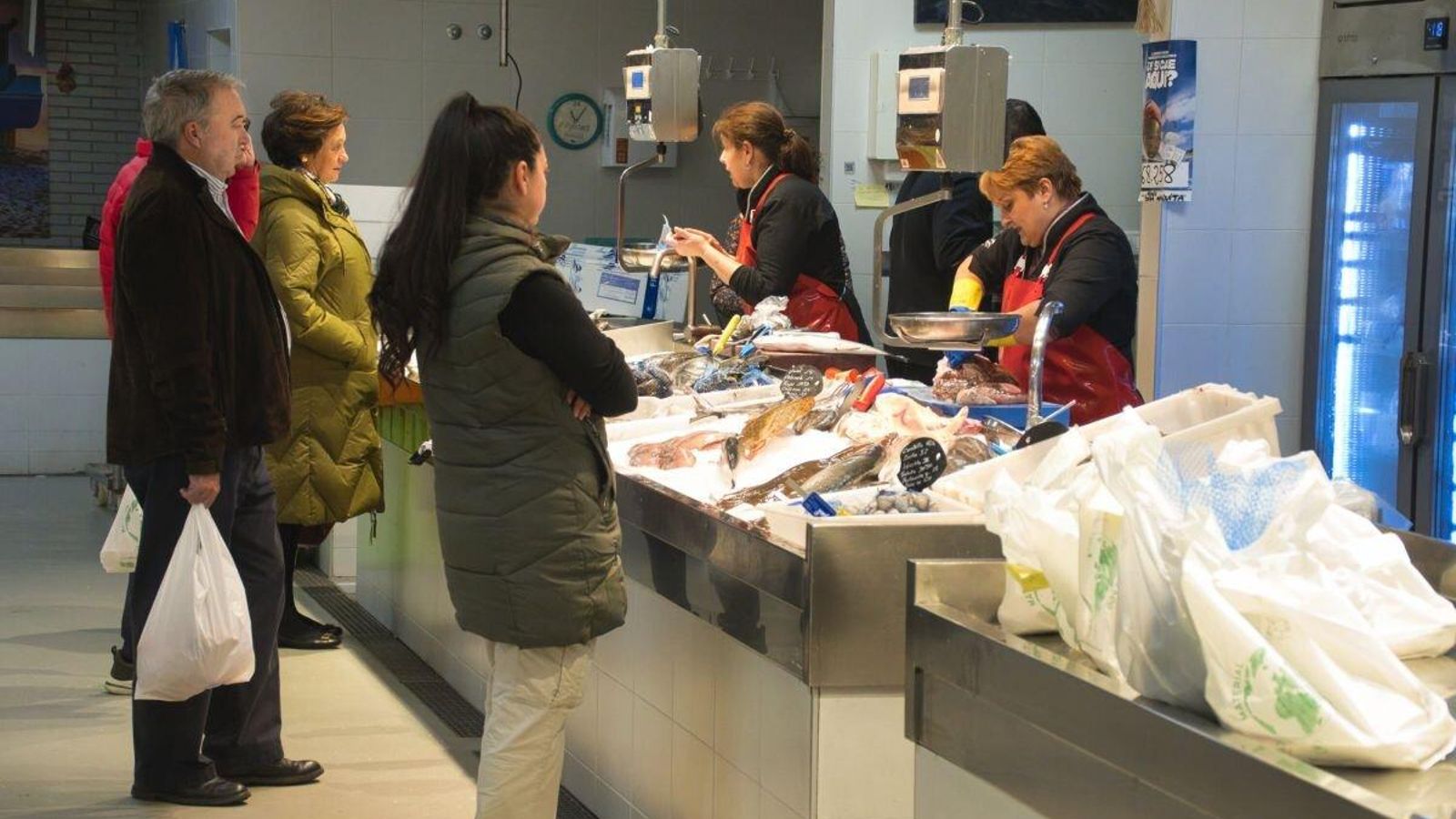Aunque mercados como el de O Progreso tienen mucho movimiento estos días, pocos hacen las compras navideñas.