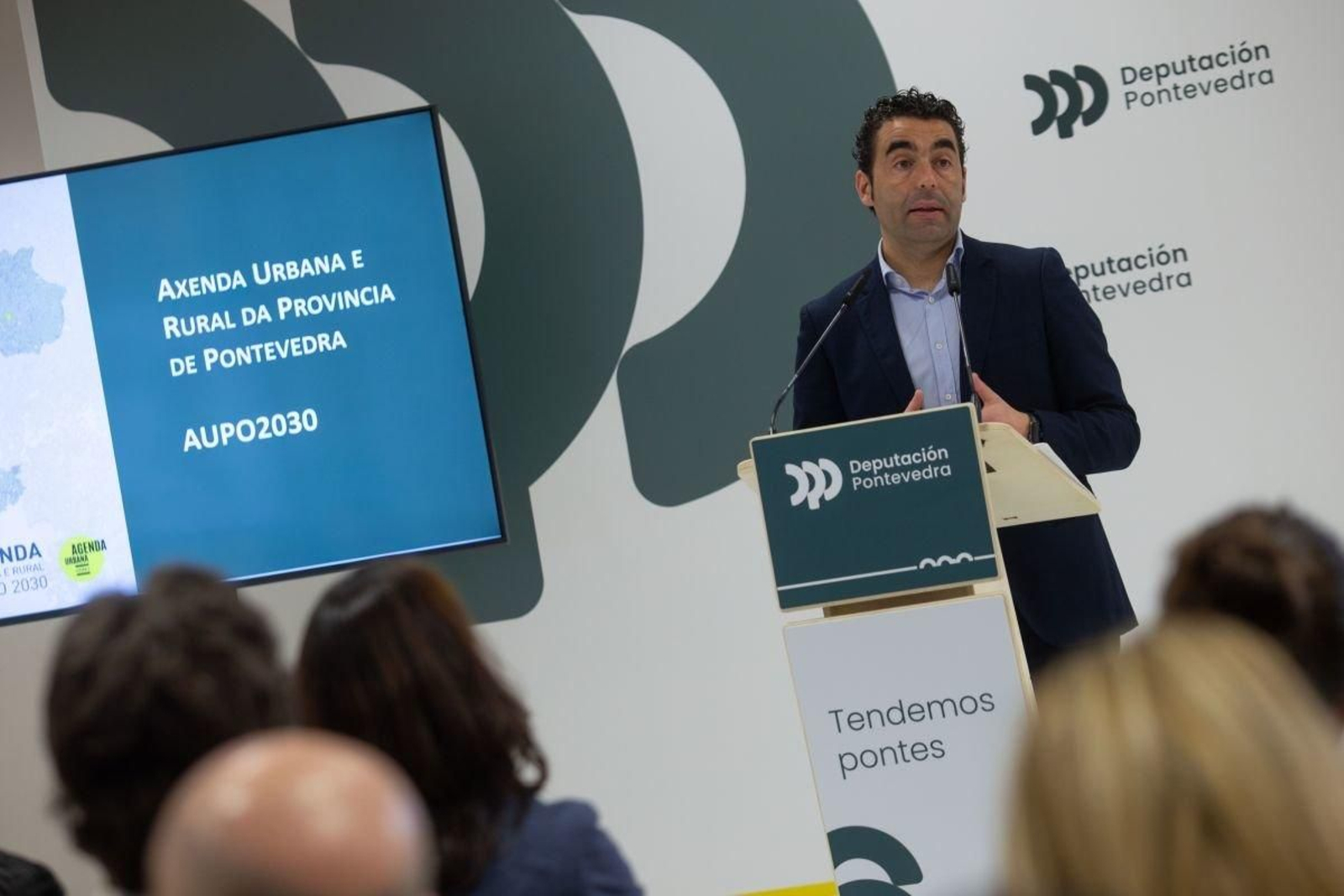 El presidente de la Diputación, Luis López, ayer en la sede de Vigo, explicando su programa.