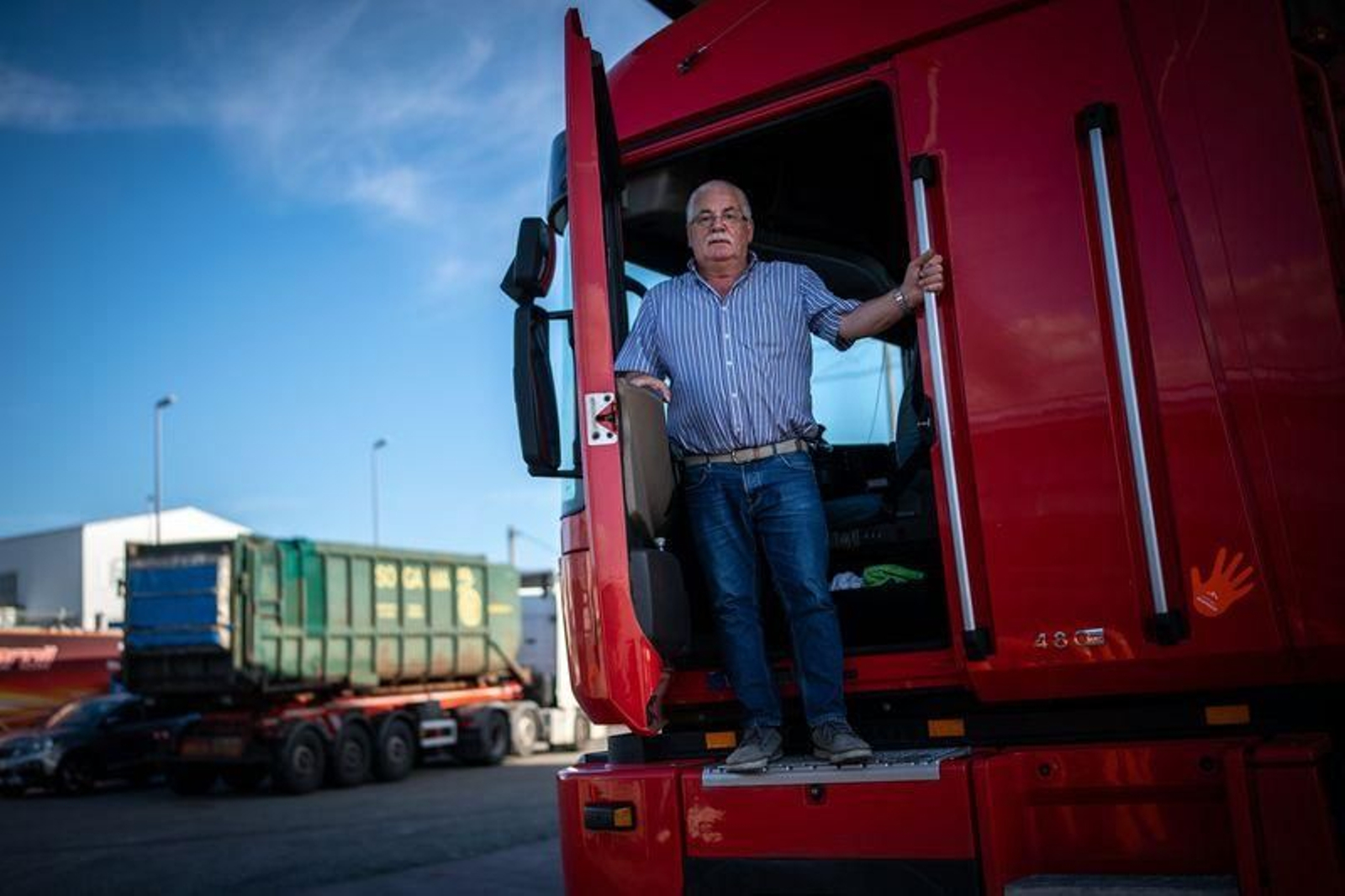 El camionero J. Antonio Ares, estacionado junto a la gasolinera de San Cibrao (ÓSCAR PINAL).