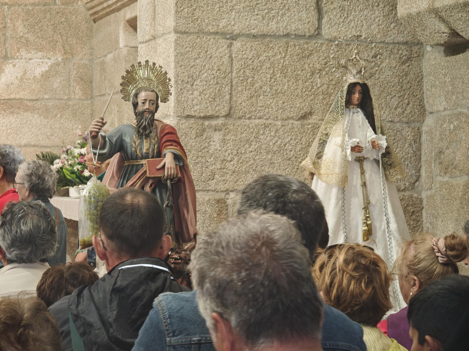 Galería | La fe movió a los devotos a una lluviosa romería de San Bartolomeu en Valadares