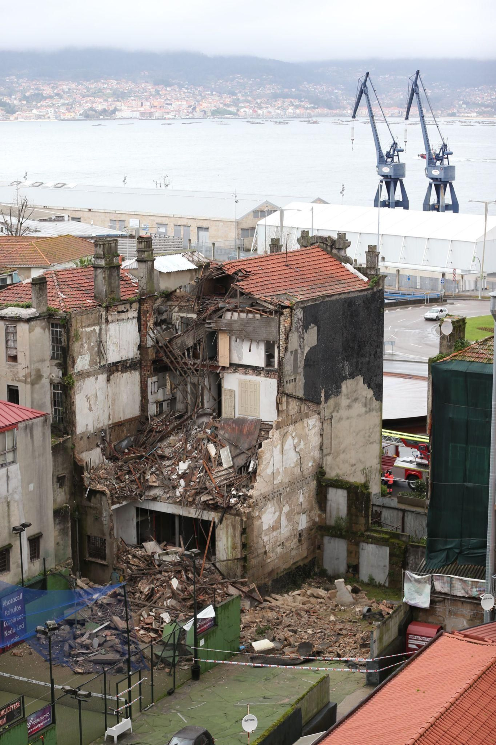 Se derrumba un edificio en el centro de Vigo // Alberte